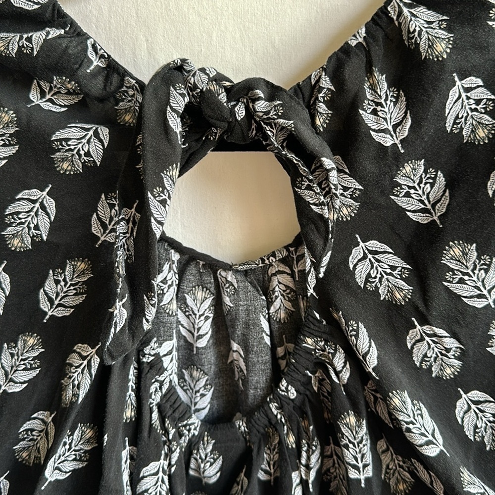 Old Navy black boho crop top with back cutout, size L - Picture 5 of 7